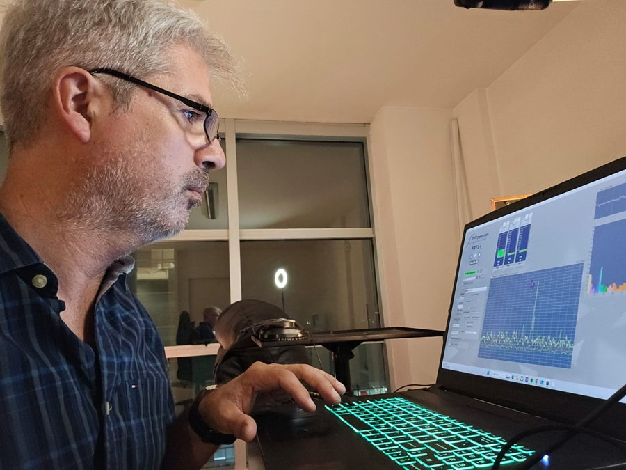 Diego Pimentel trabajando con software de neurofeedback
